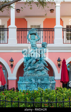 Statua e fontana nel cortile di Jane's Cafe lungo alla moda di terza strada dello shopping, Naples, Florida, Stati Uniti d'America Foto Stock