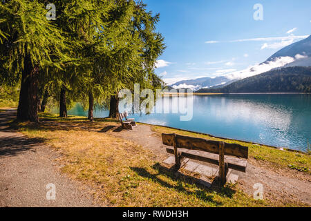 Ottima vista del laghetto di azure smusso nella valle alpina. Popolare attrazione turistica. Il pittoresco e una stupenda scena. Ubicazione alpi svizzere, Silvaplana vi Foto Stock