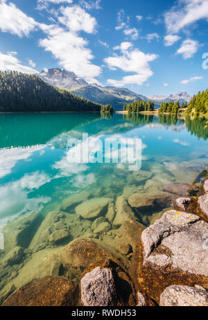 Ottima vista del laghetto di azure smusso nella valle alpina. Popolare attrazione turistica. Il pittoresco e una stupenda scena. Ubicazione alpi svizzere, Silvaplana vi Foto Stock