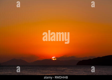 Tramonto sul Mar delle Andamane, Thailandia Foto Stock