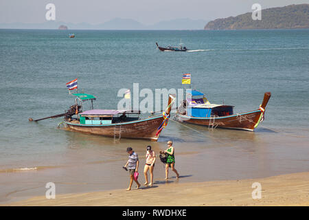 Lunga coda di barche per island hopping, Aonang, Krabi, Thailandia, i turisti sulla spiaggia Foto Stock