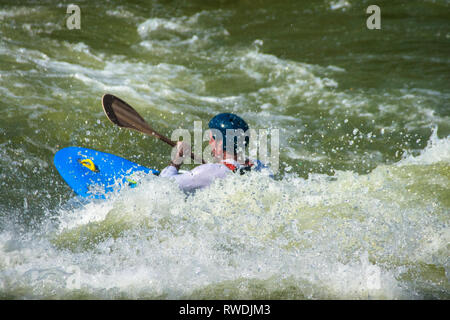 Kayaker Closeup, Paddling in Rapids a Great Falls National Park, Virginia Foto Stock