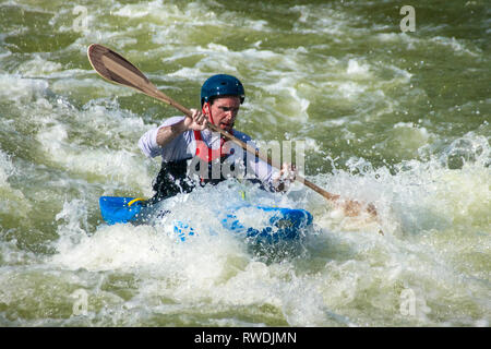 Kayaker Closeup, Paddling in Rapids a Great Falls National Park, Virginia Foto Stock