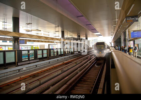 Kuala Lumpur, Malesia, MRT, LRT monorotaia di ferrovia leggera di treni che arrivano in corrispondenza della piattaforma Foto Stock