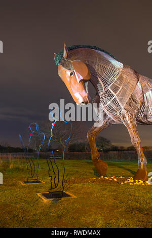 War Horse & il nuovo Tommy sagome che sono situati in corrispondenza di Mill Pond prato in Featherstone Foto Stock