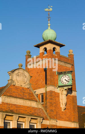 Arti e Mestieri in stile biblioteca pubblica in Caversham, Berkshire, costruito nel 1907, finanziato da Andrew Carnegie scozzese filantropo americano. Foto Stock