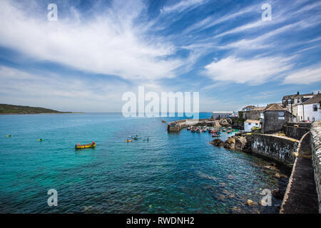 COVERACK, Cornwall, Regno Unito - 23 giugno 2018. Una vista del paesaggio dell'inglese popolare destinazione turistica di Coverack, UK con piccole barche da pesca ormeggiate in Foto Stock