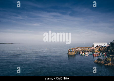 COVERACK, Cornwall, Regno Unito - 23 giugno 2018. Una vista del paesaggio dell'inglese popolare destinazione turistica di Coverack, UK con piccole barche da pesca ormeggiate in Foto Stock