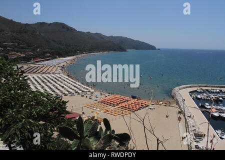 Sperlonga, Italia. 30 Giugno 2018: Sperlonga spiaggia affollata di turisti e bagnanti per la stagione estiva Foto Stock