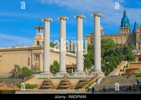 Le quattro colonne sono quattro colonne ioniche originariamente creata da Josep Puig i Cadafalch in Barcellona, Spagna. Essi sono stati eretti nel 1919, dove la magia F Foto Stock