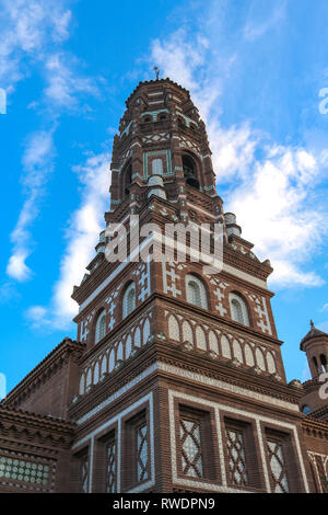 Il Poble Espanyol (letteralmente, cittadina spagnola) è un open-air museo architettonico a Barcellona, in Catalogna, Spagna. La torre è di sparare nel giugno 2018 Foto Stock