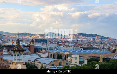 La foto è stata scattata da un punto di vista a Poble Espanyol, vicino al tramonto. Sparare nel giugno 2018 Foto Stock