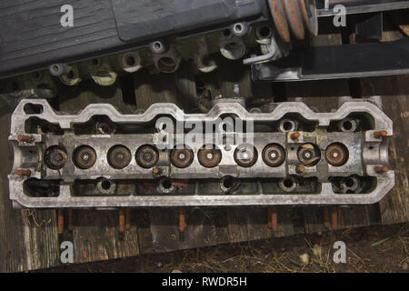 Vecchia testata del cilindro del motore Foto Stock