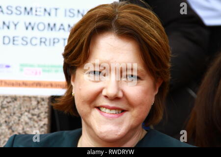 Maria Miller sostiene i gruppi di donne in Parliament Square, Westminster, Londra, Regno Unito. Il 5 marzo 2019. Marzo per le donne. Rete femminile musulmana UK. Le molestie sul posto di lavoro non sono nella descrizione del lavoro di nessuna donna. Politici britannici. POLITICA DEL REGNO UNITO. MPS. Membri del partito conservatore del parlamento. Politici famosi. Russell Moore portfolio page. Foto Stock