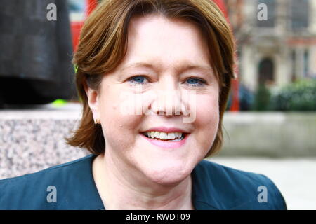 Maria Miller sostiene i gruppi di donne in Parliament Square, Westminster, Londra, Regno Unito. Il 5 marzo 2019. Marzo per le donne. Rete femminile musulmana UK. Le molestie sul posto di lavoro non sono nella descrizione del lavoro di nessuna donna. Politici britannici. POLITICA DEL REGNO UNITO. MPS. Membri del partito conservatore del parlamento. Politici famosi. Russell Moore portfolio page. Foto Stock