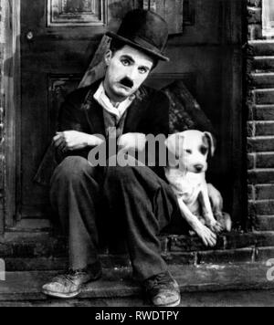 CHARLIE CHAPLIN, un cane LA VITA, 1918 Foto Stock