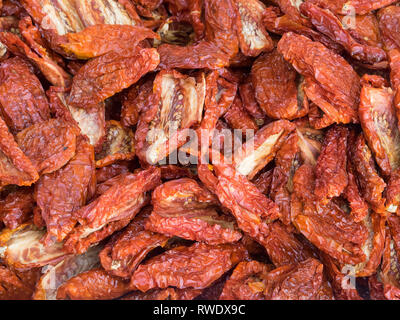 Gruppo di sole organico essiccato pomodori rossi esposti per la vendita in un paese giusto creare lo sfondo naturale Foto Stock