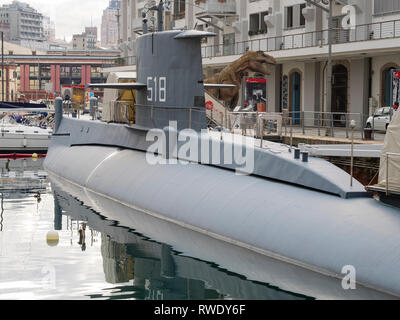 Genova Italia Dicembre 23, 2018: nave da guerra sommergibile Nazario Sauro ormeggiata presso Galata Museo del mare Foto Stock