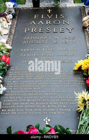 MEMPHIS, TN, Stati Uniti d'America: Ottobre 11, 2006: Elvis Presley's grave a Graceland. Foto Stock