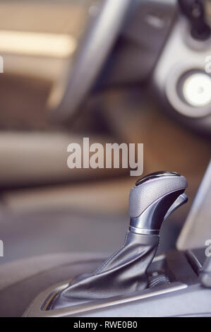 Stick di trasmissione automatica in auto moderna interno Foto Stock