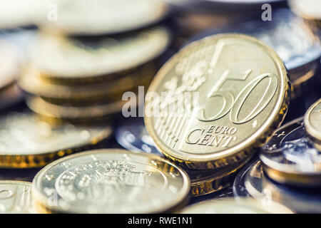 Close-up un mucchio di nuove monete metalliche in euro in altre composizioni. Foto Stock