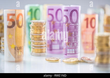 Arrotolate le banconote e le monete in euro torri impilati in altre posizioni Foto Stock