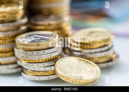 Torri con le monete in euro impilati insieme - close-up Foto Stock