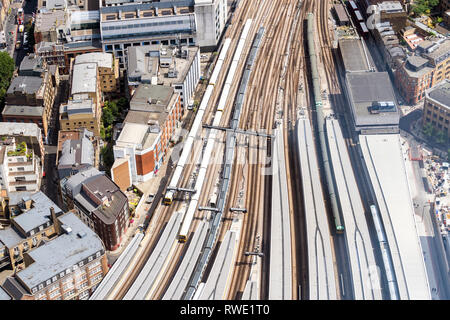 Vista aerea del treno via e la stazione ferroviaria di London Inghilterra England Foto Stock