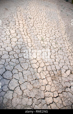 Profondamente incrinato in massa outback Australia durante la siccità devastanti, presa nella parte occidentale del Nuovo Galles del Sud a essiccato fino riverbed Foto Stock