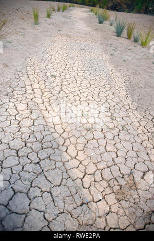 Profondamente incrinato in massa outback Australia durante la siccità devastanti, presa nella parte occidentale del Nuovo Galles del Sud a essiccato fino riverbed Foto Stock