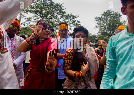 Urban ragazzo e le ragazze a cantare e a danzare per celebrare "Pohela Boishakh, il primo giorno del Bengali Nuovo Anno a a Dhaka, nel Bangladesh. Foto Stock