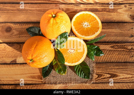 Composizione luminosa con arance mature frutta shot all'aperto sotto il sole. Vista superiore Foto Stock