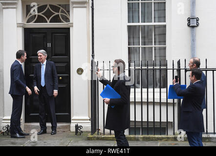 Il cancelliere dello scacchiere Philip Hammond parla al vice primo ministro belga e ministro delle finanze e della cooperazione allo sviluppo di Alexander De Croo (sinistra) numero esterno 11 Downing St, Londra. Foto Stock