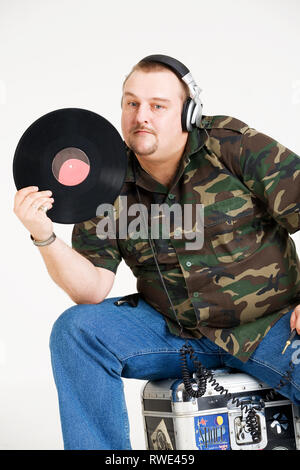 Discjockey con dischi in vinile e le cuffie. Foto Stock