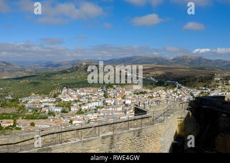 Vista di Alcala la Real Città e paesaggio circostante dalle pareti della collina, storico castello/fortezza. Provincia di Jaen, Andalusia, Spagna Foto Stock