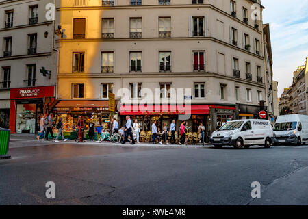 Nel tardo pomeriggio la luce del sole che riflette da un edificio in corrispondenza della giunzione di Rue des Martyrs e rue Notre Dame de Lorette nel nono arrondissement di Parigi Foto Stock