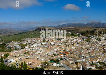 Vista di Alcala la Real, Provincia di Jaen, Andalusia, Spagna, preso dal castello. Foto Stock