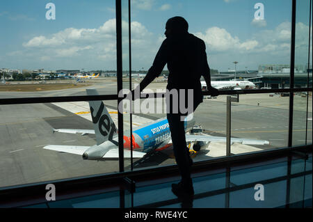 01.03.2019, Singapore, Repubblica di Singapore, in Asia - guardando un Jetstar Airbus A320 dal terminale 1 visualizzazione mall a Singapore Changi Airport. Foto Stock