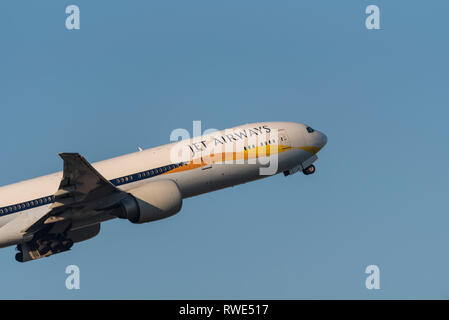 Jet Airways Boeing 777 aereo di linea VT-JET decolla dall'aeroporto di Londra Heathrow, Regno Unito, nel cielo blu Foto Stock