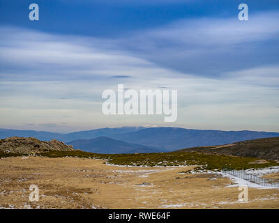 Irriconoscibile persone scivolando sul ghiaccio in un pendio in montagna su La Covatilla, Bejar (Salamanca) Foto Stock