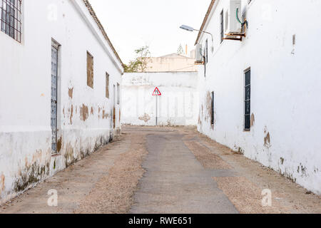 Strada si restringe accedi alla fine della strada stretta con malandata di edifici bianchi Foto Stock