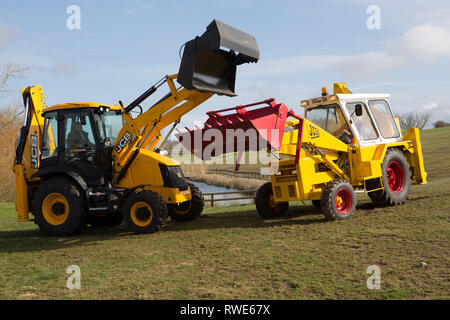 Il modello che ha reso grande JCB - 3c (sulla destra) caricatrice del retroescavatore con la sua controparte moderna - ancora costruito a Rocester, Staffs UK Foto Stock