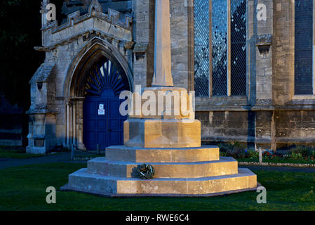 Chiesa di tutti i Santi al crepuscolo, Oakham, Rutland, England Regno Unito Foto Stock