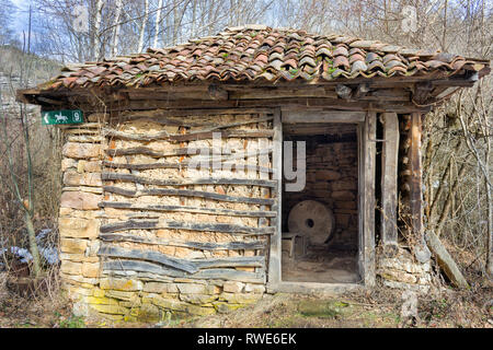 Abbandonata, rovinato, dimenticato watermill sulla vecchia montagna. Costruito a partire da materiali naturali, pietra, legno e fango. Foto Stock