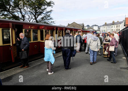 Scendere i passeggeri del treno a vapore dell'Isola di Man Ferrovia a Port Erin sulla costa sud-ovest dell' Isola di Man da Douglas, Gran Bretagna. L'Isola Foto Stock