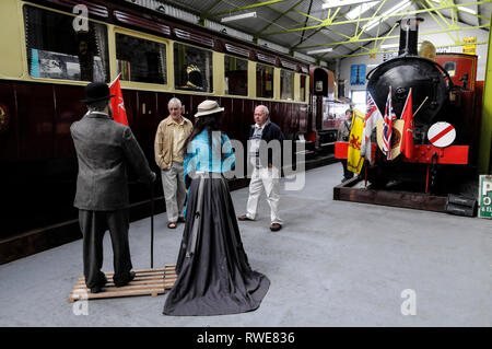 La vita di due modelli di dimensioni di un uomo e di una donna vestito in abiti vittoriano all'interno del Manx il museo dei treni a vapore a Port Erin sull' Isola di Man, Gran Bretagna. Foto Stock
