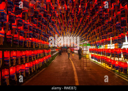 Tunnel delle lanterne durante il Festival delle Lanterne Jinju in Jinju, Corea del Sud Foto Stock