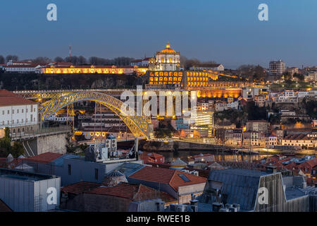 Vistas do Miradouro da Vitória para un ponte Luis I e Mosteiro da Serra do Pilar. Porto, Portogallo Foto Stock