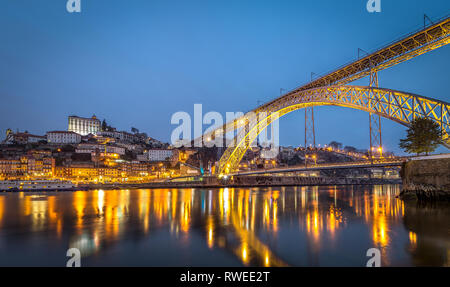 Luis I ponte sul fiume Douro e la Ribeira do Porto. Bella riflessioni. Porto, Portogallo Foto Stock