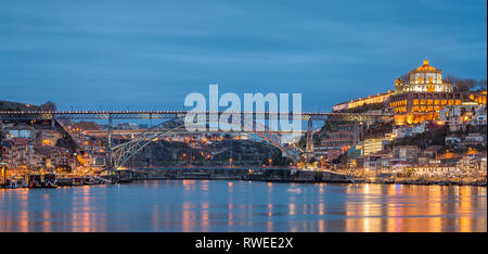 Fiume Douro, Luis i bridge e la Serra do Pilar Monastero, Porto e Gaia, Portogallo Foto Stock
